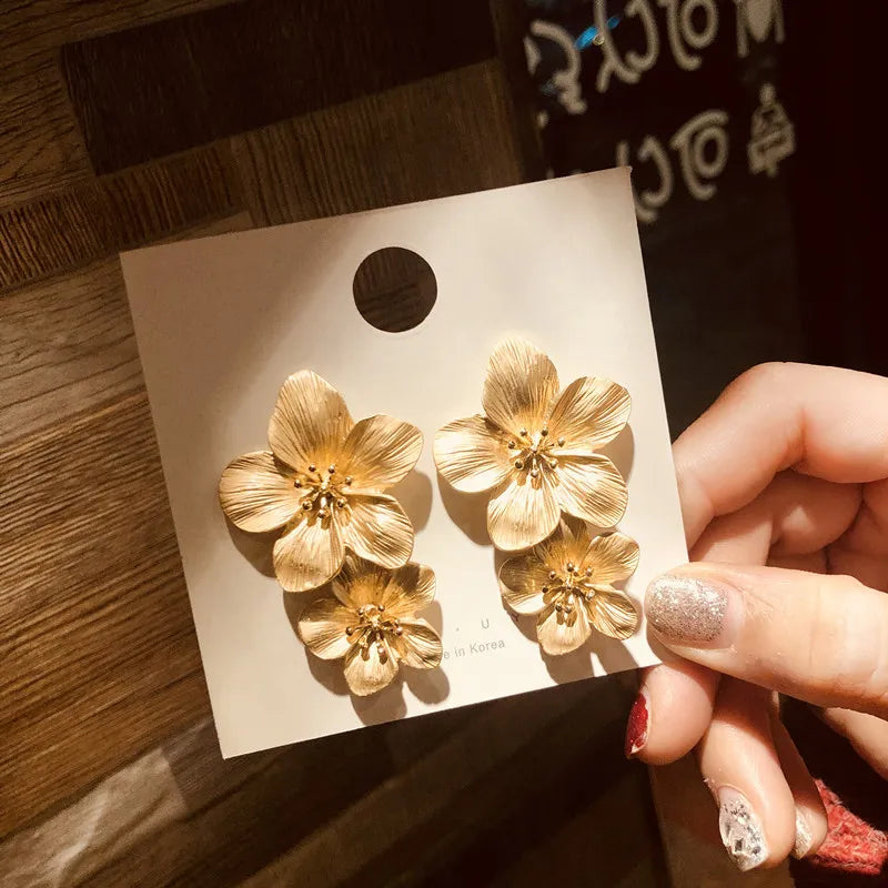 Brinco Flor de Pétalas Brilhoso