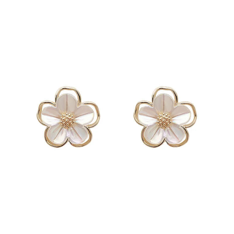 Brinco Flor Delicada Branca