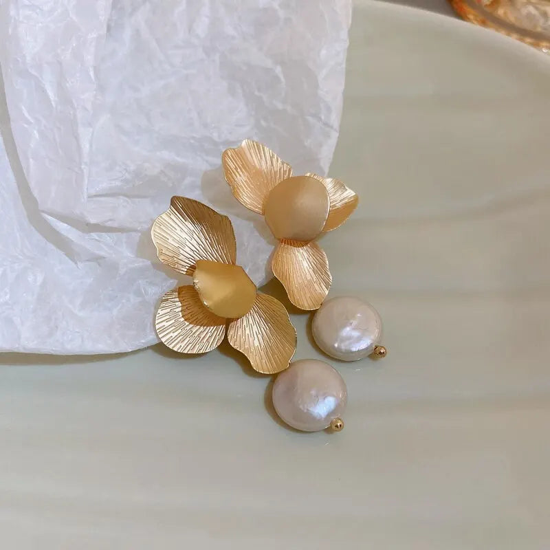 Brinco Pétalas com Pérola Delicada