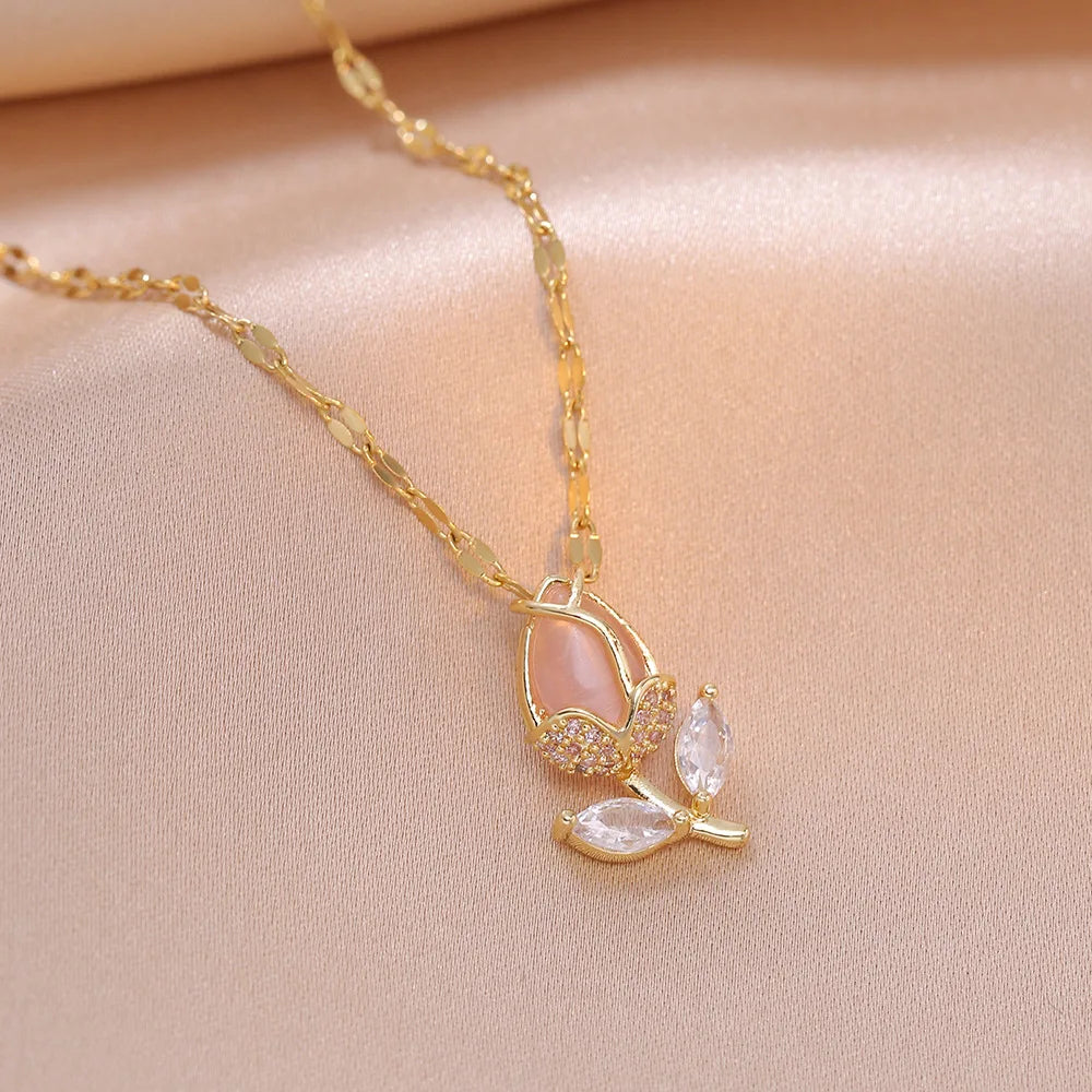 Colar Rosa Cravejada com Zircônia