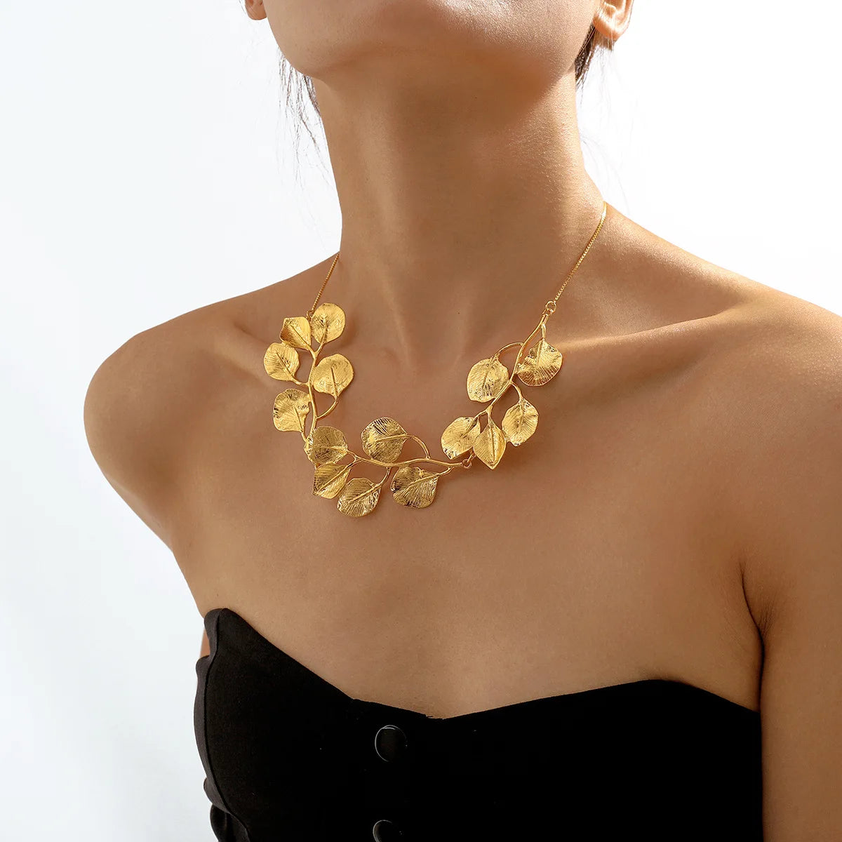 Colar Folhas Douradas Vintage