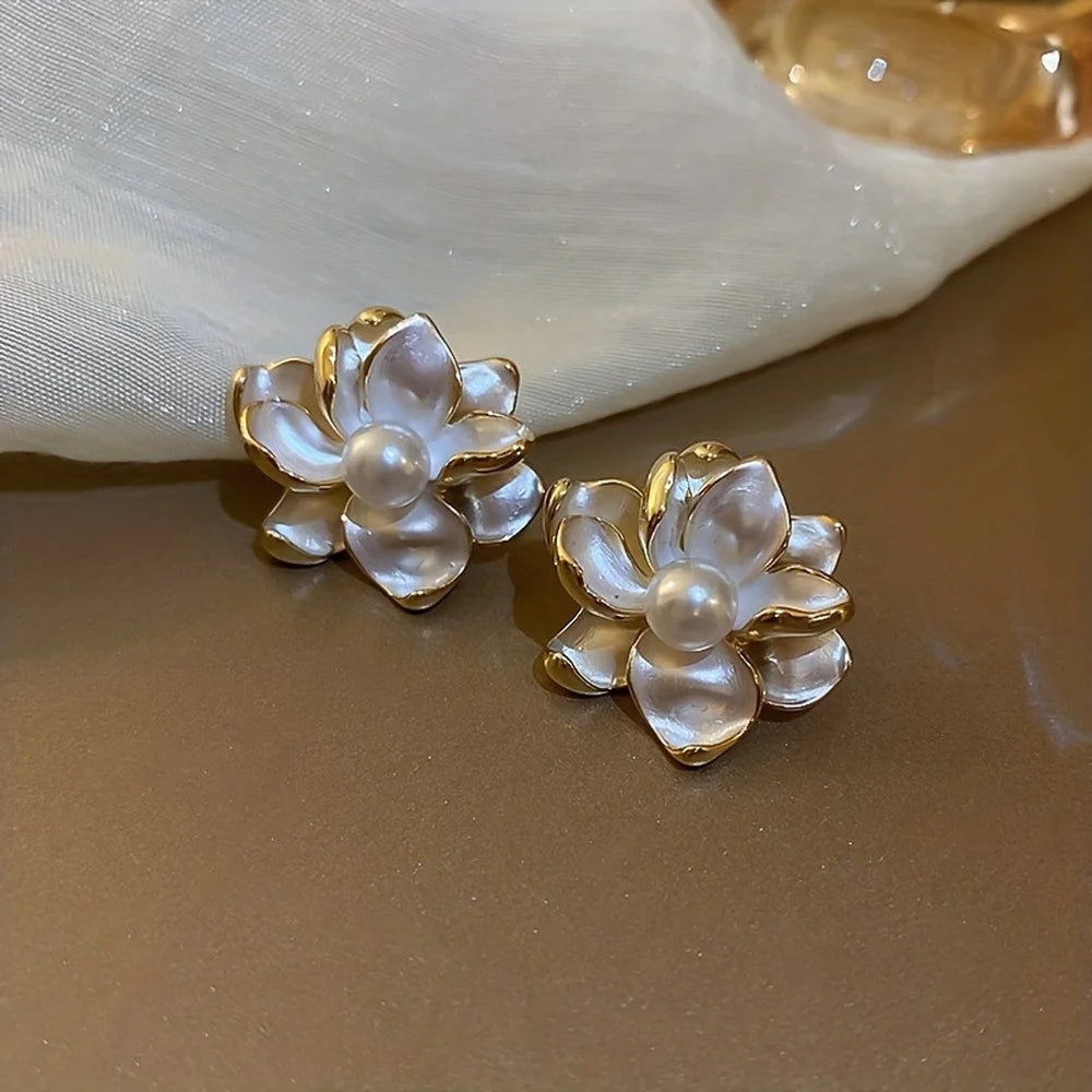Brinco Flor Branca Pérola Ibiza